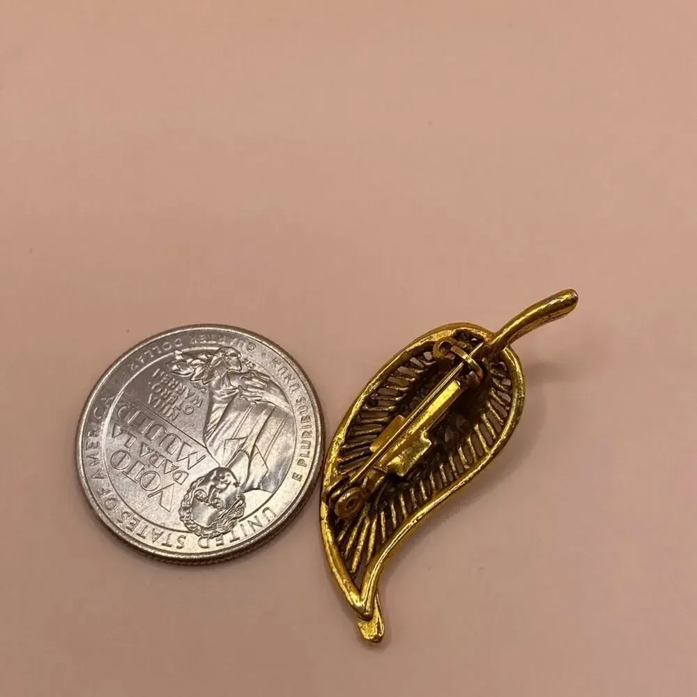 Vintage gold tone‎ design metal leaf with faux Pearl brooch pin